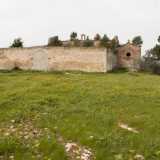 Lo percorriamo e ci ritroviamo di fronte alla villa, edificata nel 1730 dalla famiglia Sardano e passata poi nel 1840 ai Lamberti, nobile famiglia di origine bolognese. E� circondata da un alto muro di cinta...